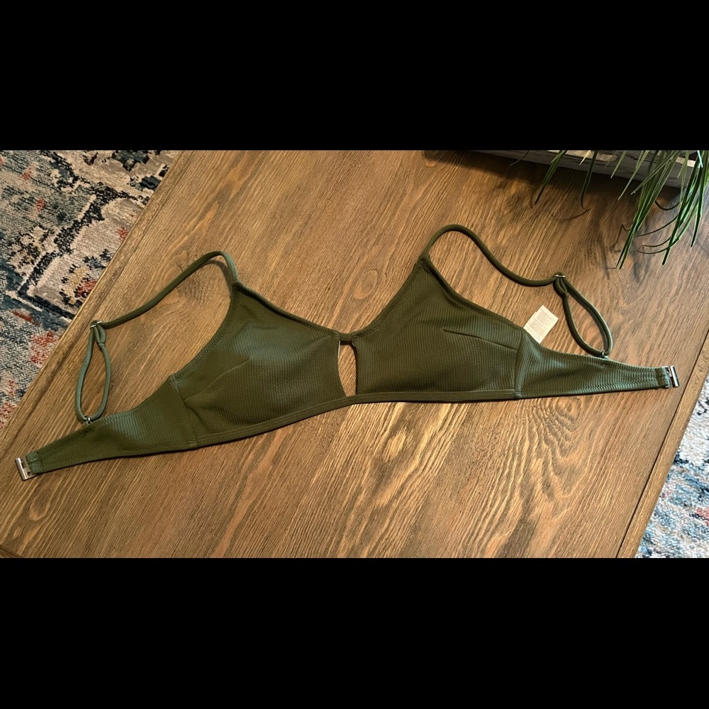 Gently worn to sunbathe-Cupshe bikini top size medium.
